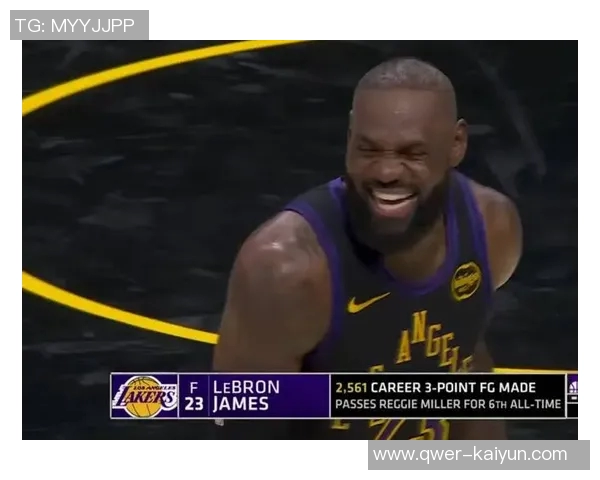 詹姆斯训练中全力指挥防守轮转声音嘶哑展现领袖风范